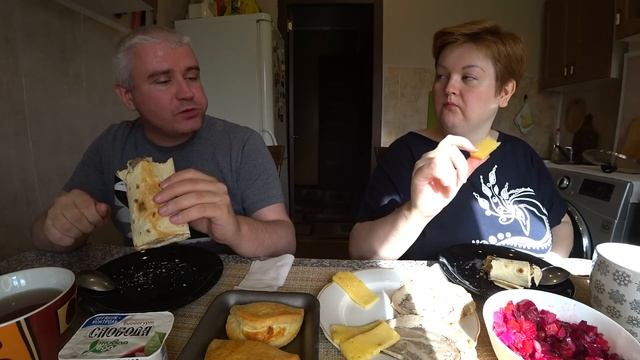 Мукбанг стол ЛОМИТСЯ от еды ??Вовчик ВРЕДНИЧАЕТ и спорит со мной ? Домашняя шаурма ?☕ винегрет смотреть онлайн