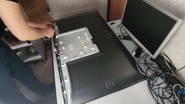 Полная разборка телевизора Hisense H43B7100 Complete Disassembly Of Hisense H43B7100 TV