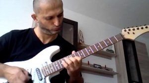 Игра на электро гитаре.