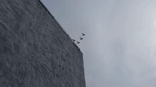 Над Сургутом пролетели самолеты с портретами ветеранов ВОВ и СВО смотреть онлайн