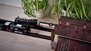 Игрушечный паровоз едет по комнате / Видео про поезда игрушки и железную дорогу