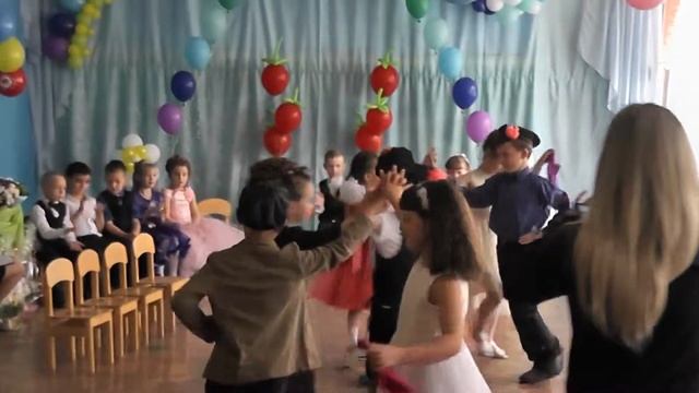 Выпускной в детском саду. Танец Саши "Немного про любовь" смотреть онлайн