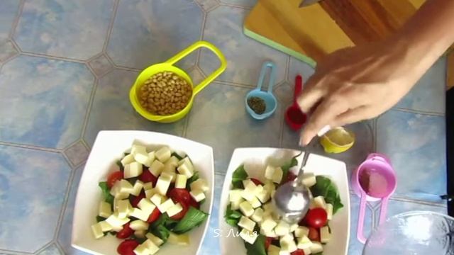 Средиземноморский салат со шпинатом. смотреть онлайн