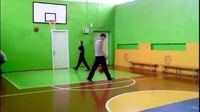 Урок физкультуры в 7 классе. Баскетбол. смотреть онлайн