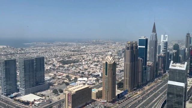 Прозрачная горка и прозрачный пол на площадке Address Sky View в Дубае смотреть онлайн