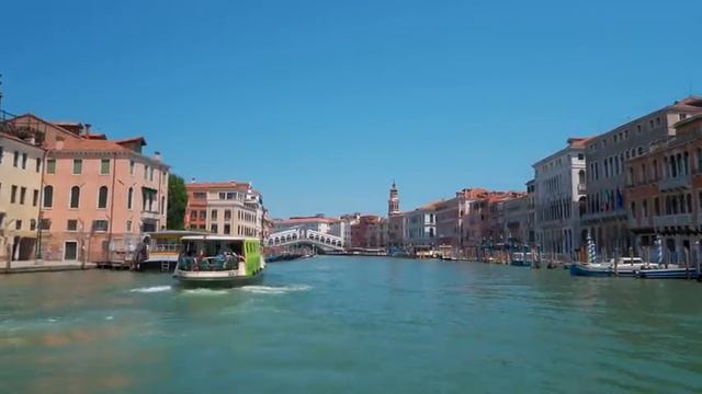 Venice, Italy Canal Tour - 4K 60fps with Captions смотреть онлайн