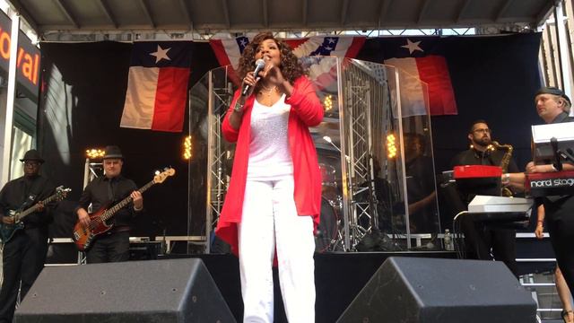 Gloria Gaynor Performs Singing Over Me смотреть онлайн