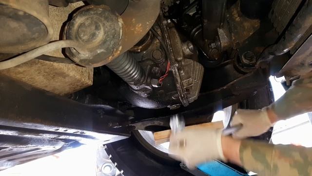 Замена Масла в переднем редукторе Паджеро 4 Oil change in the front gearbox of the Pajero 4 смотреть онлайн