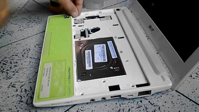 Melepas HDD Netbook Acer Aspire One