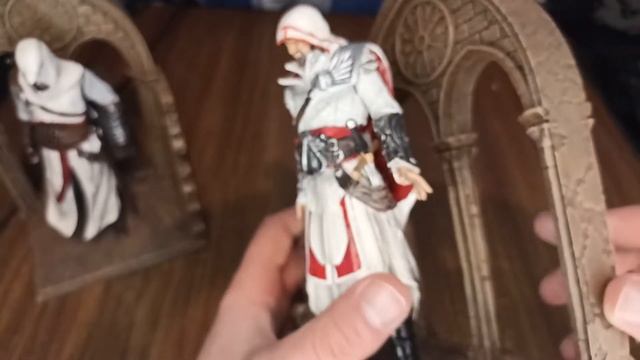 Altair and Ezio Assassins Creed Bookends Unboxing (подставка для книг) Распаковка смотреть онлайн