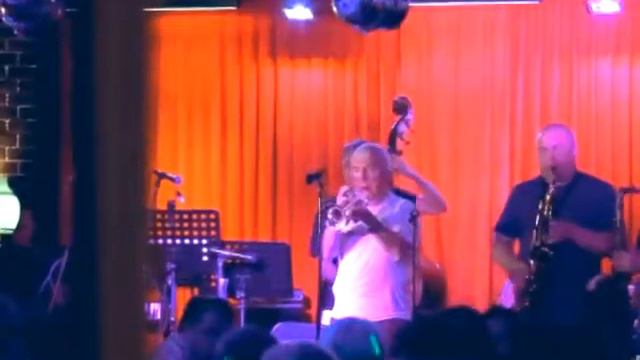 На сцену с новой программой выйдут саксофонист Игорь Бутман и Московский джазовый орекстр смотреть онлайн