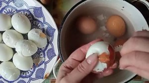 Как быстро почистить яйца когда плохо чистятся. Яйцо которое не чистится после варки.