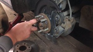 ЗАМЕНА ТОРМОЗНЫХ ДИСКОВ И КОЛОДОК ФОРД ФОКУС 3 РЕСТАЙЛИН. АВТОРЕМОНТ ФОРД. ИЩЕМ ПИСК В КОЛЕСЕ