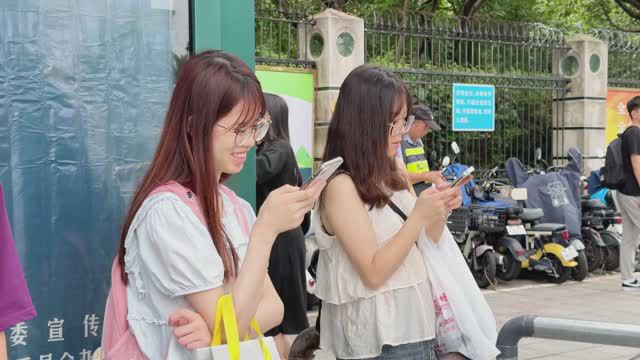 Железнодорожный вокзал Гуанчжоу, Walmart, RT-Mart, торговый центр AEON