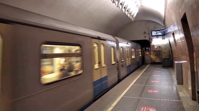 Метропоезд Ока прибывает на станцию метро Марксистская. смотреть онлайн