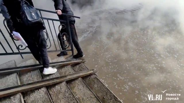 Во Владивостоке площадь Луговую затопило кипятком смотреть онлайн