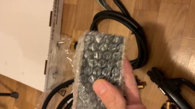 Часть 1. Распаковка сварочного аппарата ELITECH АИС 200SYN смотреть онлайн