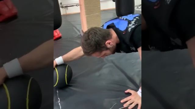 Тренировка по боксу . Растяжка , пресс , отжимания . смотреть онлайн