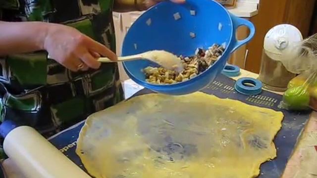 Растягиваем тесто на штрудель смотреть онлайн