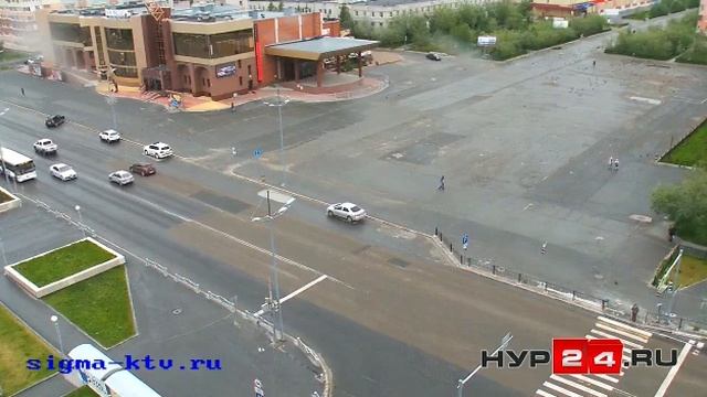 Два автохама из Нового Уренгоя рассекают по пешеходным зонам смотреть онлайн