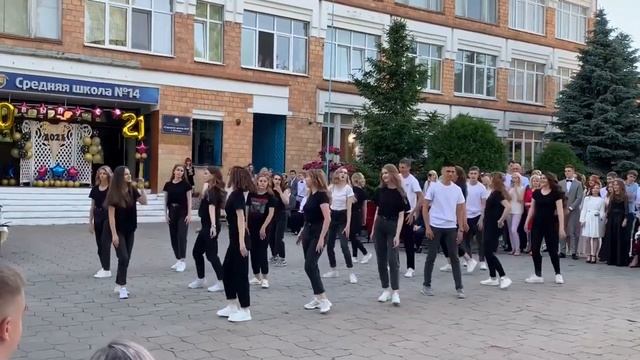 ТАНЦЫ, ФЛЕШМОБЫ, ТОП-5 флешмобов, 2023 год! выпускные, последний звонок, поставь этот ТАНЕЦ! смотреть онлайн