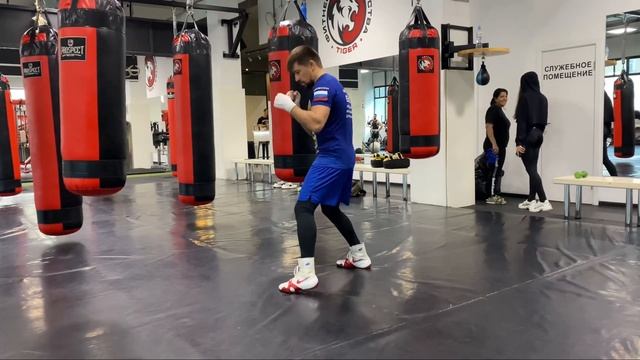 Нокаутирующий боковой удар. Нужно ли скручивать пятку!? смотреть онлайн