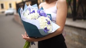 Букет из 3 белых гортензий и 10 синих ирисов