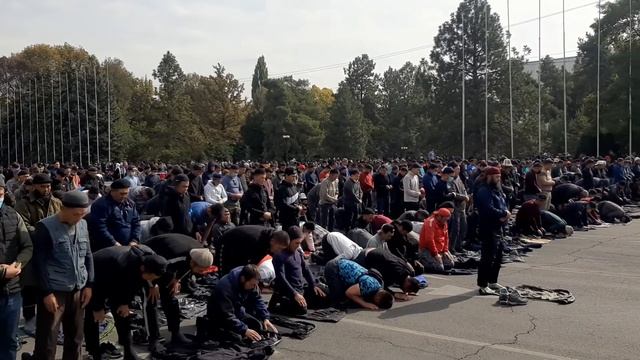 Сторонники Садыра Жапарова провели пятничную молитву на старой площади (видео) смотреть онлайн
