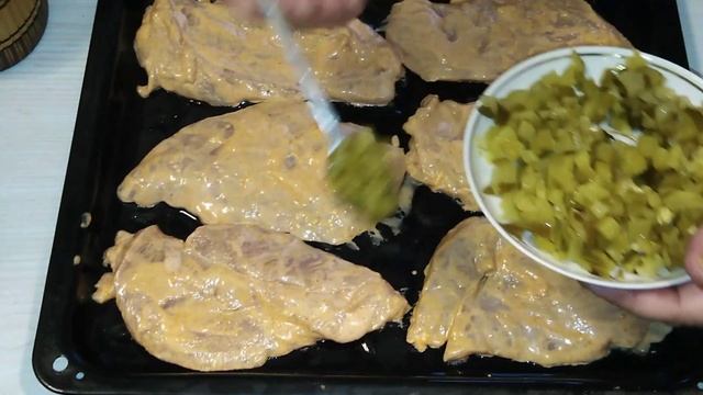НА КУРИНОЕ ФИЛЕ ПОЛОЖИТЕ МАРИНОВАННЫЕ ОГУРЧИКИ, ПРИСЫПЬТЕ СЫРОМ И В ДУХОВКУ смотреть онлайн