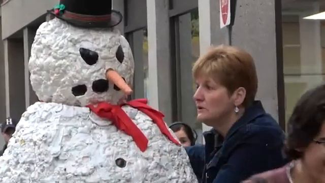 Снеговик пугает людей смотреть онлайн