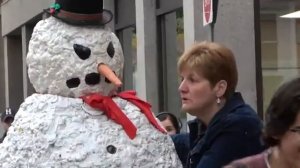 Снеговик пугает людей