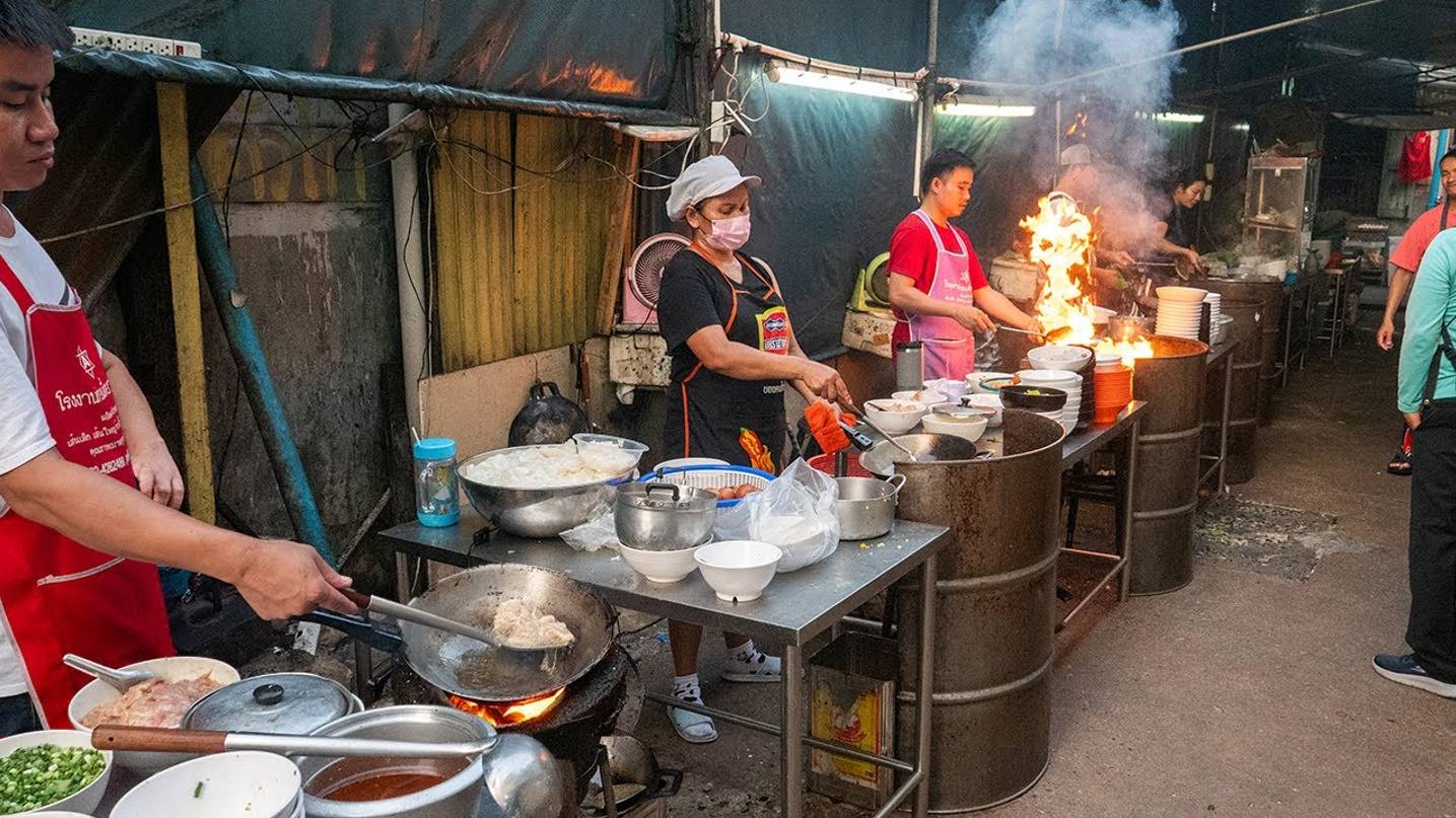 Выбирается Мишленом 6 лет подряд! Лапша, жаренная 20 лет в течение 3 поколений в переулках Бангкока. смотреть онлайн
