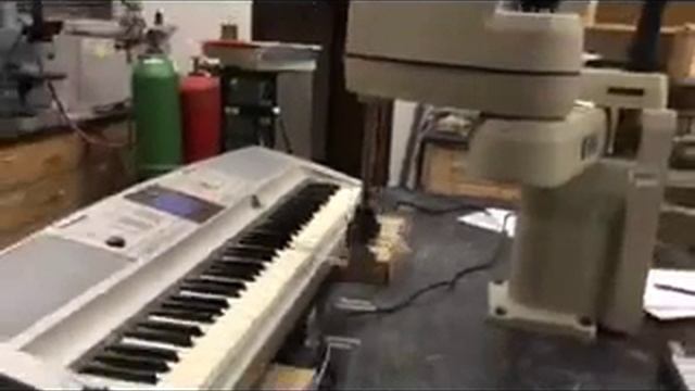 PianoBot: Adept Cobra SCARA robot plays "You Are My Sunshine" смотреть онлайн