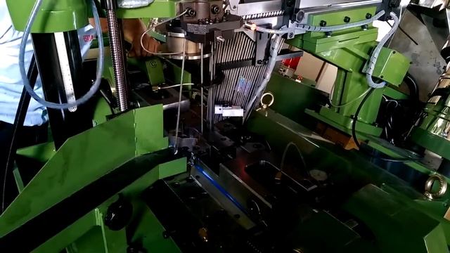 Автомат для формирования сверла у саморезов для крепления сендвич панелей. смотреть онлайн