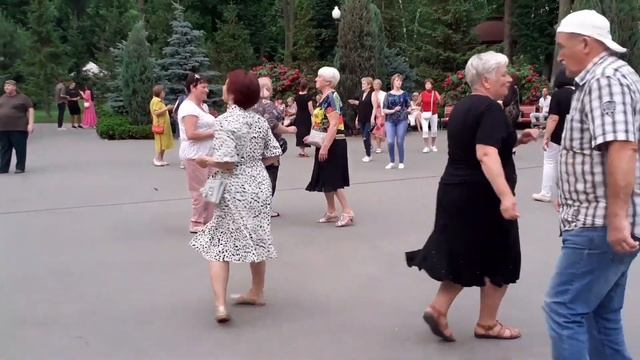 ЗАЖИГАЙ СУДЬБА ЗЕЛЁНЫЙ СВЕТ! ТАНЦЫ В ПАРКЕ ГОРЬКОГО ХАРЬКОВ СЧАСТЛИВЫЕ МОМЕНТЫ смотреть онлайн