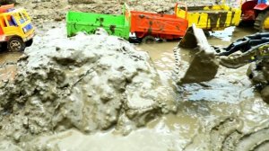 Машинки возят грязь и прыгают в реку