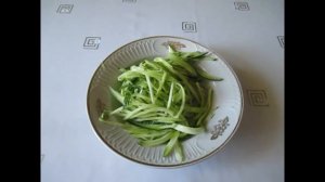 Вкусный салат с пророщенной зелёной гречкой, огурцами и морковью