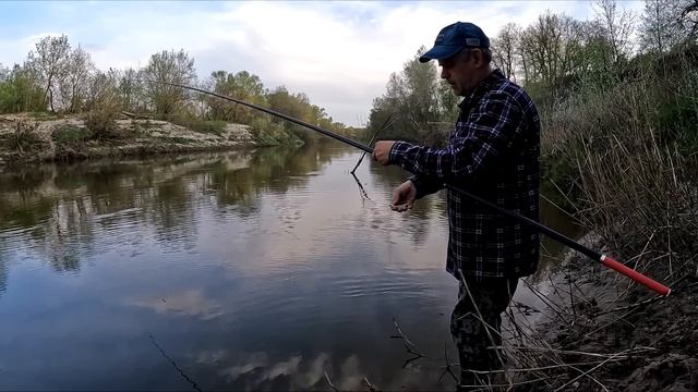Рыбалка на поплавок на вечерней зорьке! на речке. смотреть онлайн