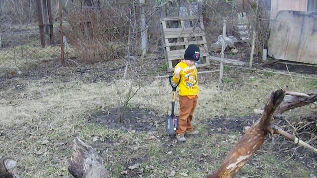 Выбор садовой лопаты для малыша