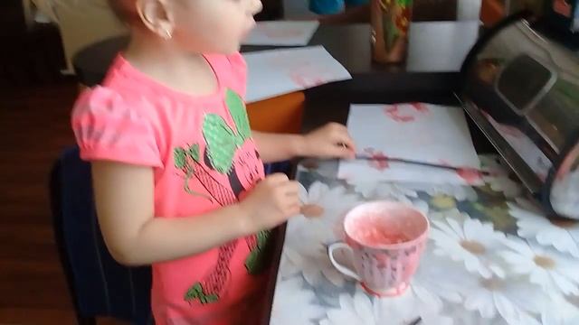 Рисуем цветы с Варей мыльными пузырями смотреть онлайн