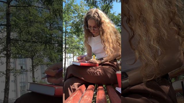 Читать на свежем воздухе, даже если шумно - свой отдельный вайб ❤️📚 смотреть онлайн