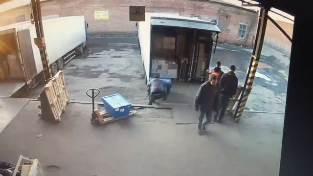 Шок КТО ТО ПОТЯНУЛ ЗА НОГУ|сильно упал с рампы смотреть онлайн