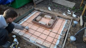 Ставлю опалубку и заливаю плиту на колодце. Часть 3.