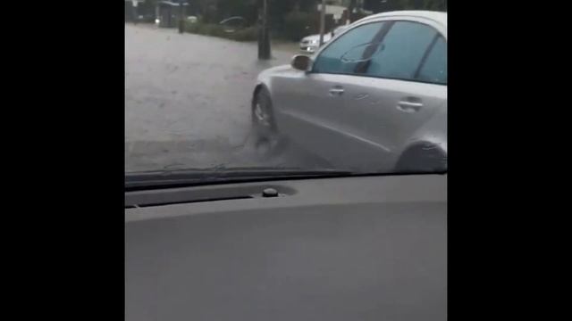 Сегодняшний ливень в Киеве и последствия смотреть онлайн
