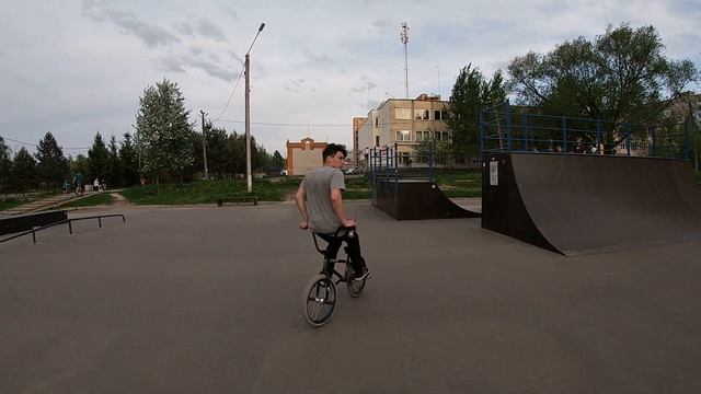 VLOG | ЛЕТНИЕ ДВИЖЕНИЯ В СКЕЙТ-ПАРКЕ | ТРЮКИ НА BMX смотреть онлайн