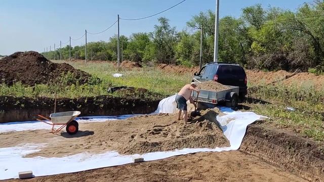 застилаем геотекстиль, делаем присыпку