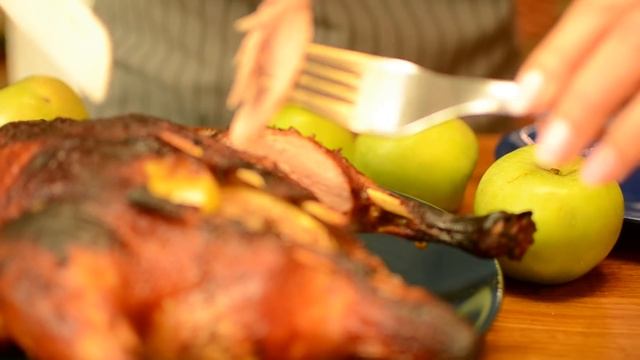 УТКА запеченная в духовке с ЯБЛОКАМИ в медовом соусе Готовить просто с Люсьеной смотреть онлайн