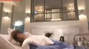 Классный момент из  1 серии дорамы:«Она видит запахи/ ну очень чувствительная парочка»