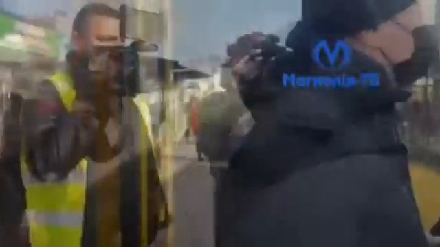 Троллейбус стал из-за того, что кондуктор не прикрыла нос маской и материлась на пассажиров смотреть онлайн