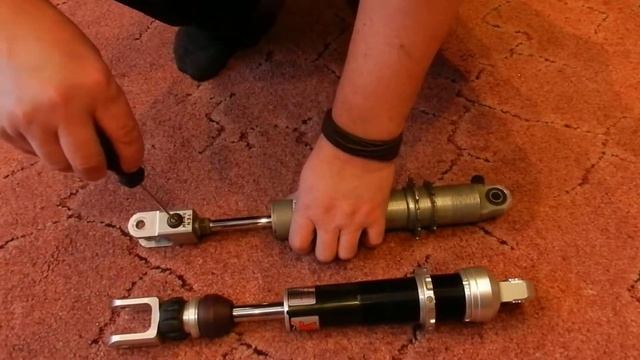 сравнение стокового амортизатора kawasaki KL250ss и его аналога YSS смотреть онлайн